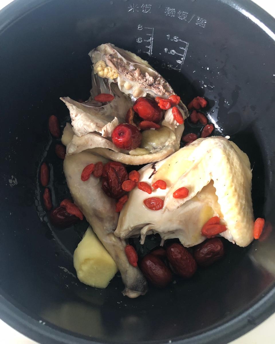 枸杞红枣乌鸡汤