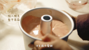 视频【甜过初恋~草莓爱心戚风蛋糕】情人节套装，附奶茶煮法的做法 步骤7