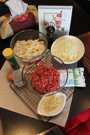 DIY宜家的风味肉丸--瑞典肉丸的做法 步骤1