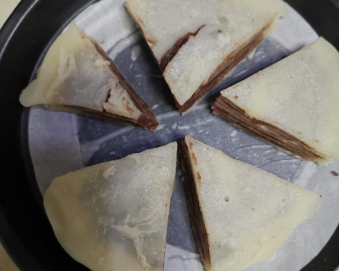 千层饼的做法所有食材混合搅拌热锅,摊饼,不要太薄,太薄涂上豆沙就太