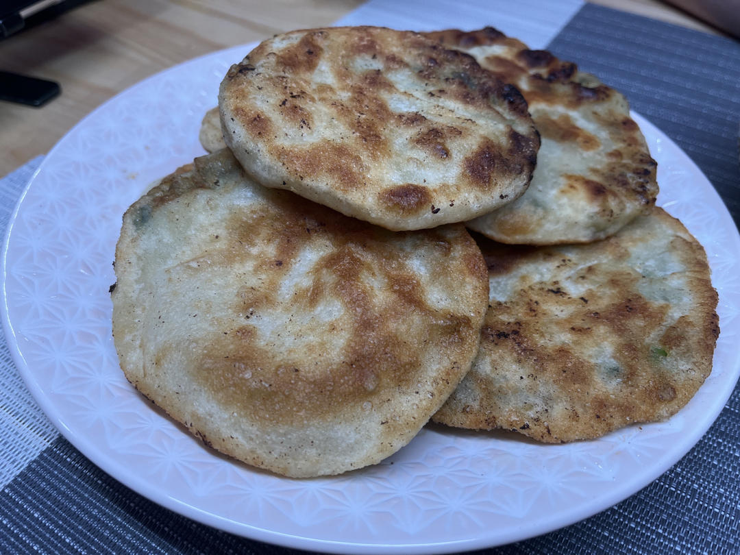 蹦蹦哒哒潇潇洒洒做的韭菜猪肉馅饼皮薄馅大不漏巨香