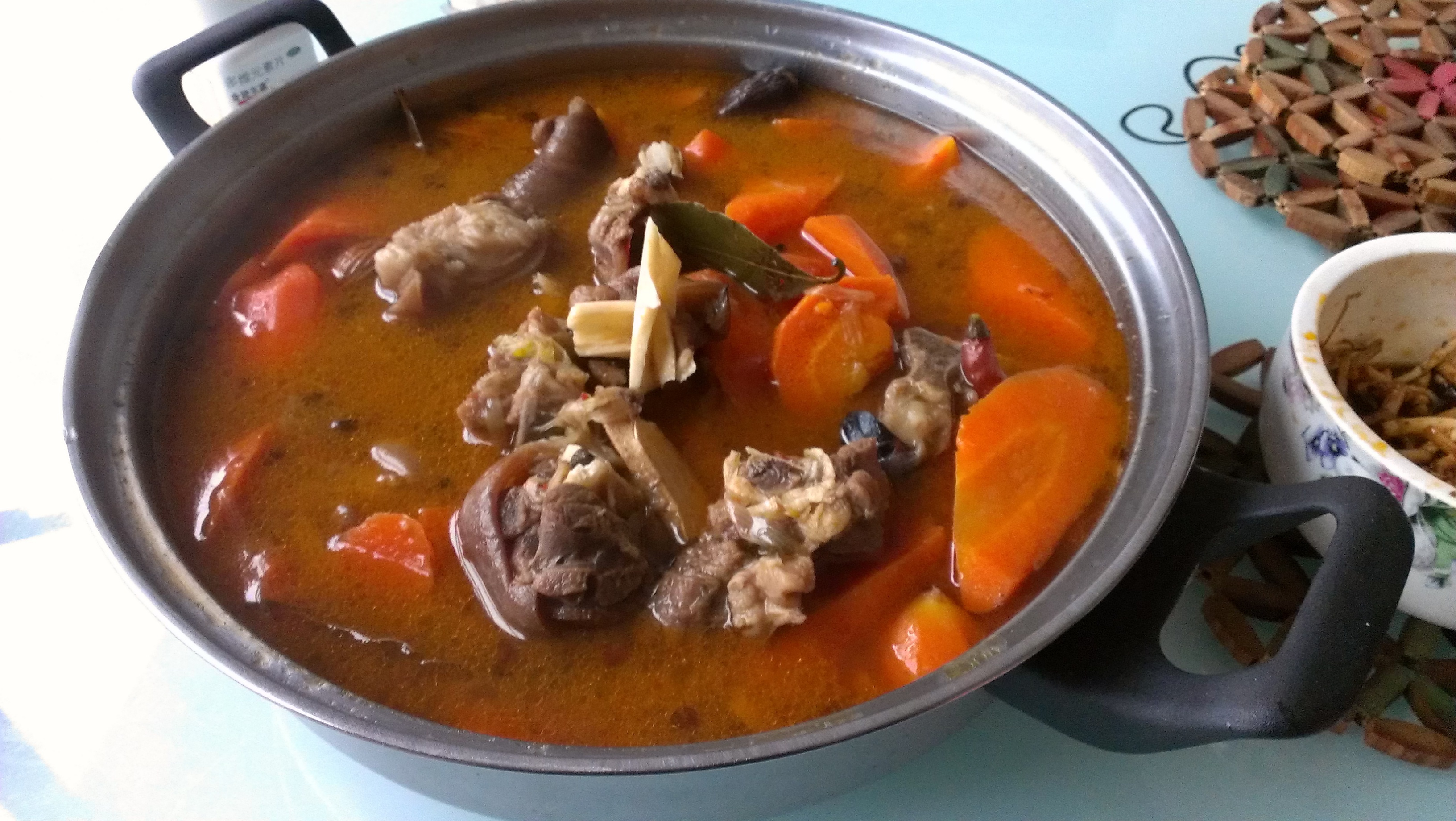 红烧猪头做的羊肉胡萝卜小锅仔