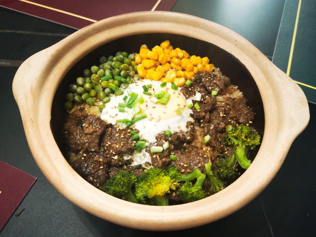 牛肉煲仔饭 - 添饭小哥哥