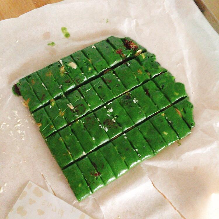 简易牛轧糖，只用蔓越莓干，配方屡试不爽，切块整齐