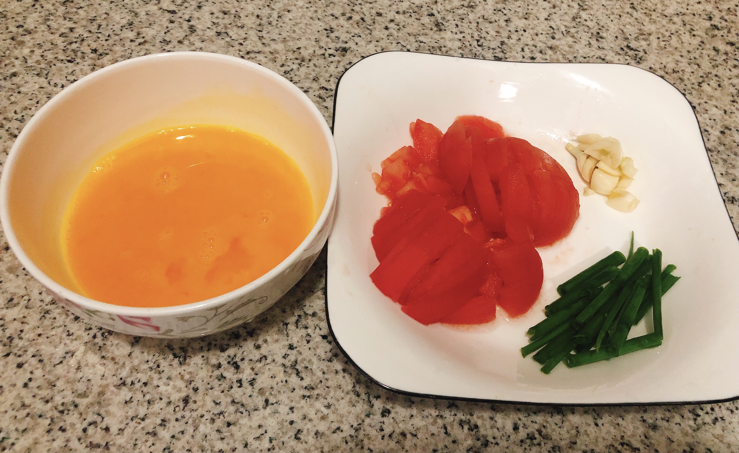 番茄海鲜菇炒蛋，好吃家常菜，增强免疫力的做法 步骤3