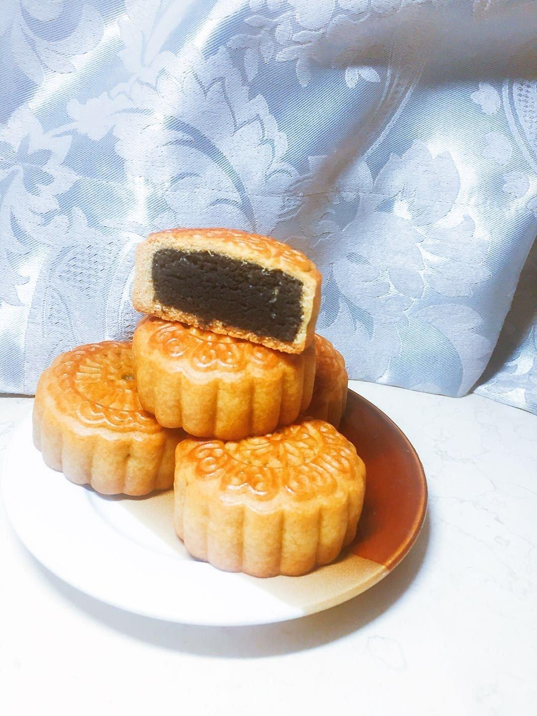 黑芝麻蛋黄月饼