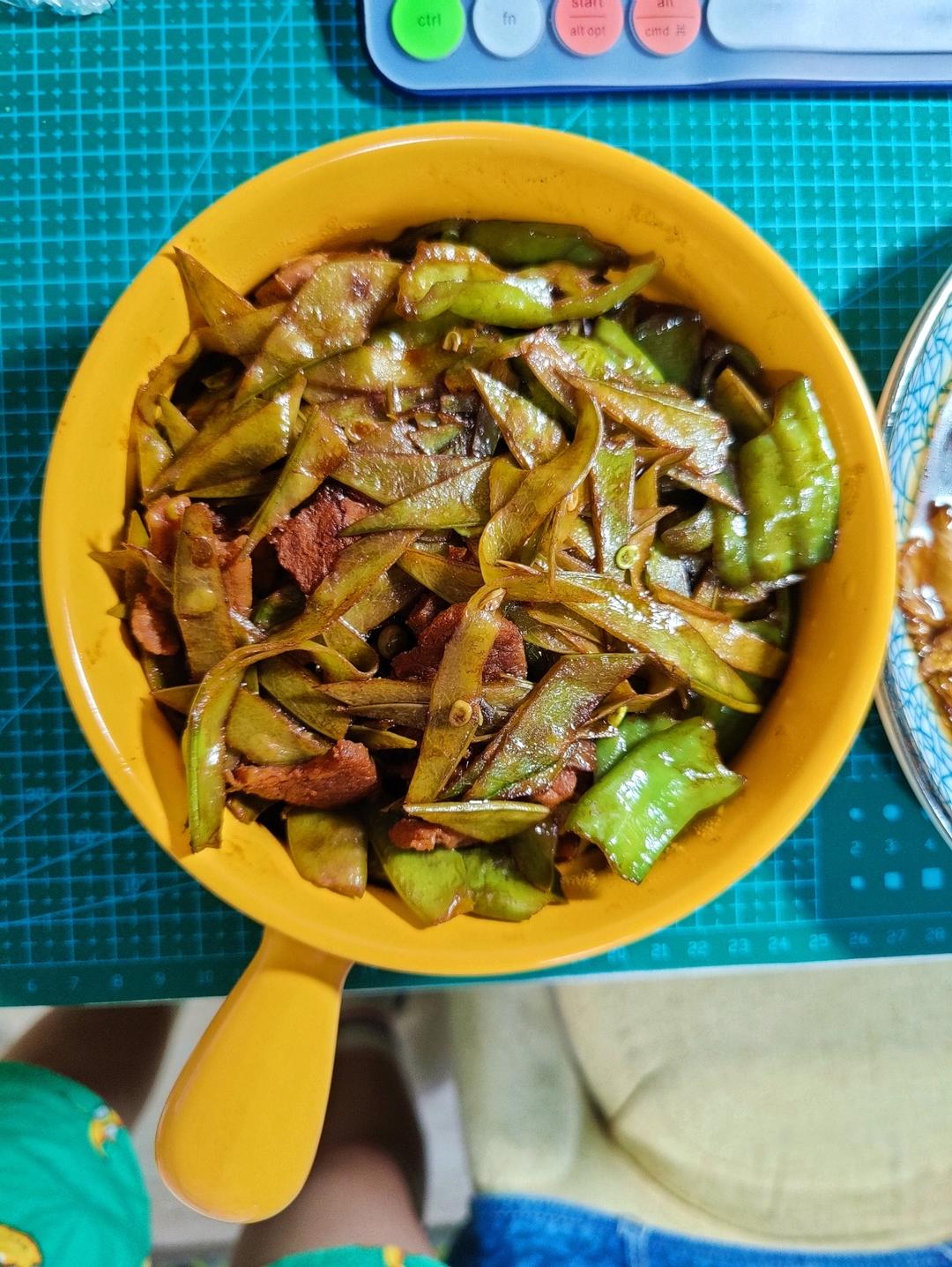 好吃到翘jiojio的荷兰豆炒肉