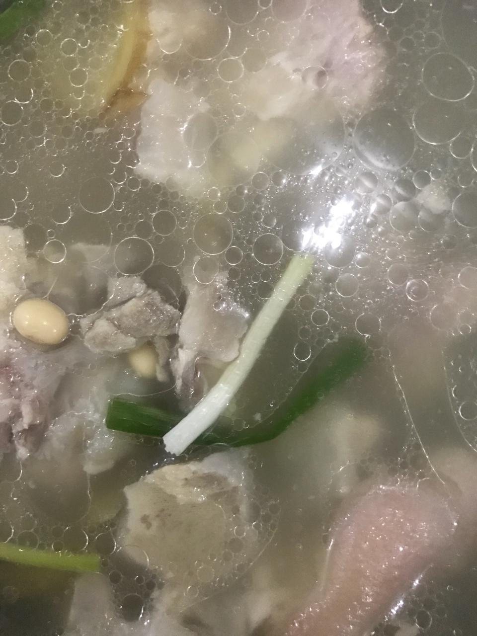 黄豆猪脚汤