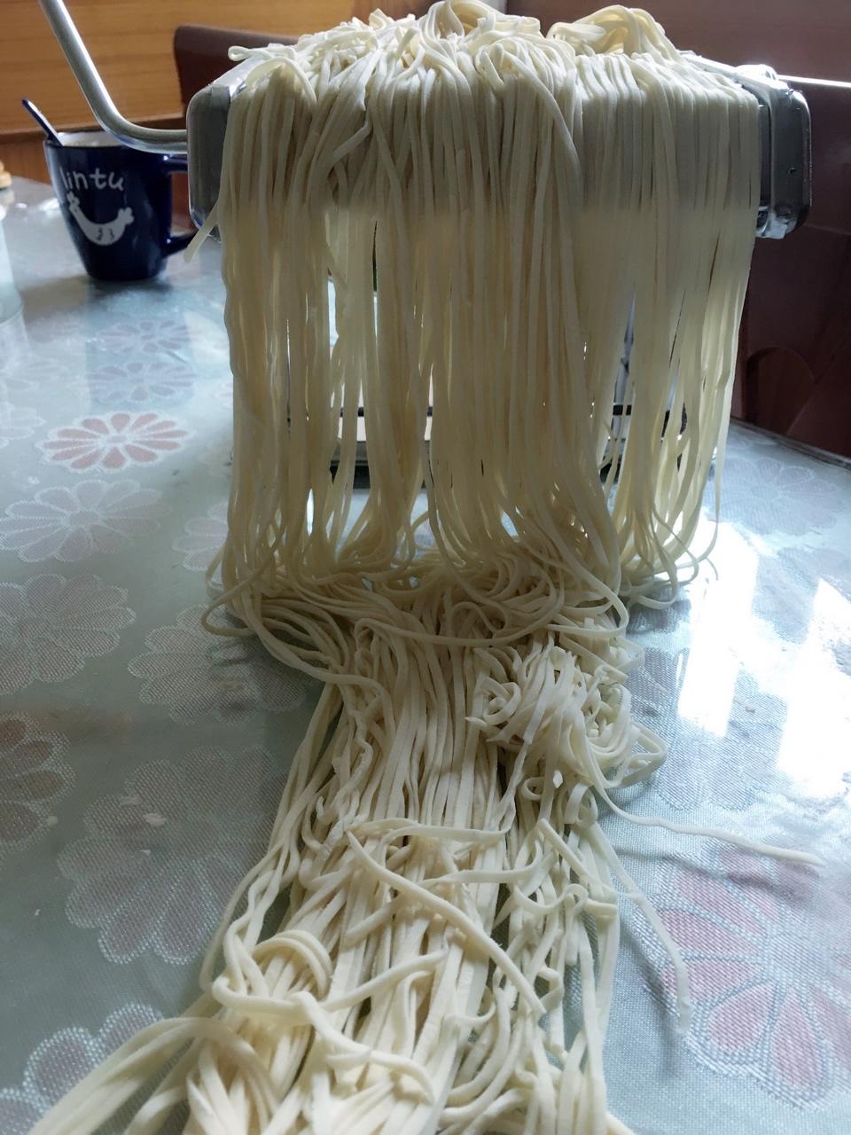 【爽滑筋道的自制面条】（鸡蛋面、菠菜面和胡萝卜面）-面面俱到，家的味道
