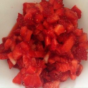 草莓果冻布丁的做法 步骤2