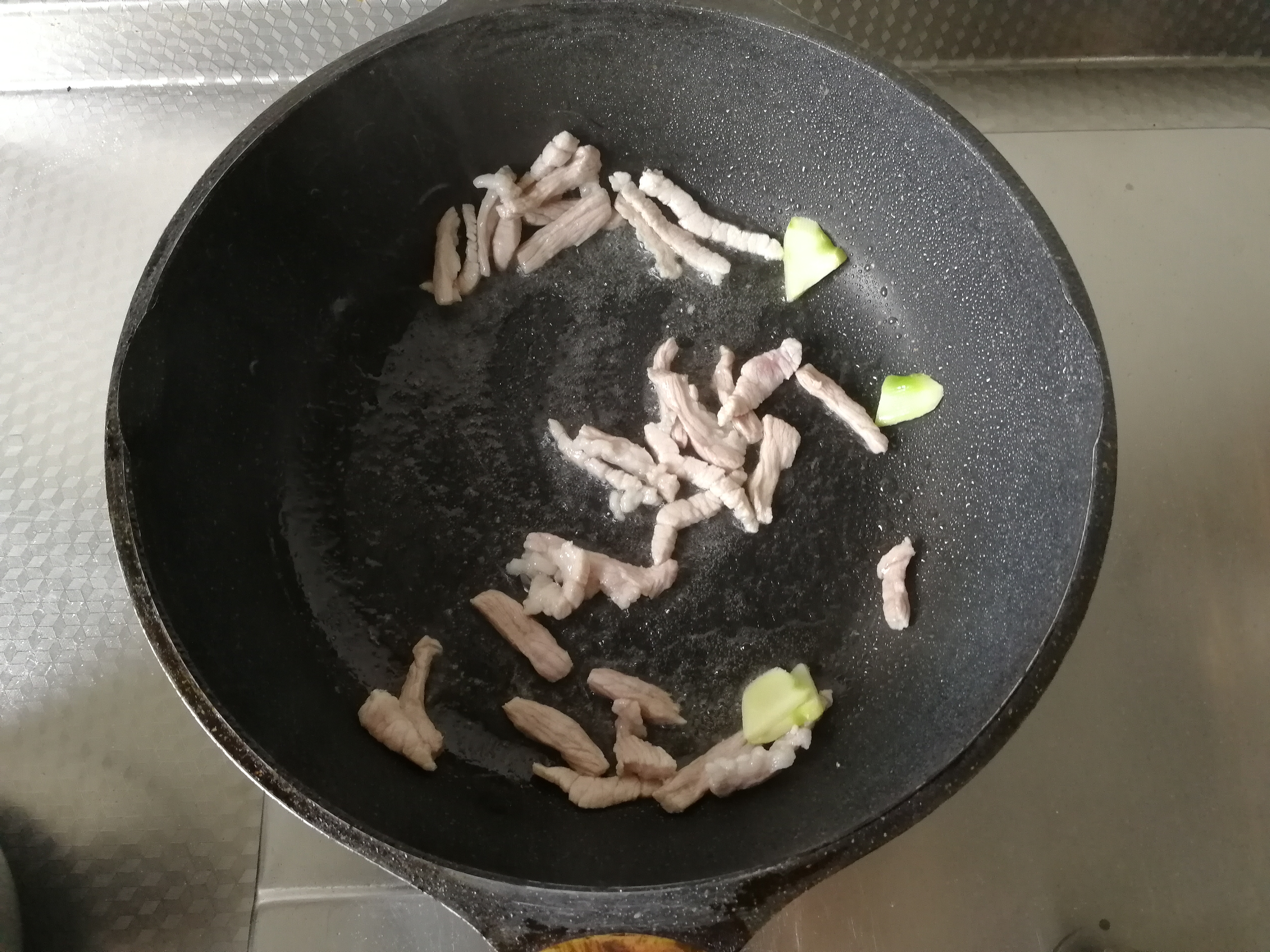 脆嫩青椒肉丝炒豆芽菜的做法 步骤3
