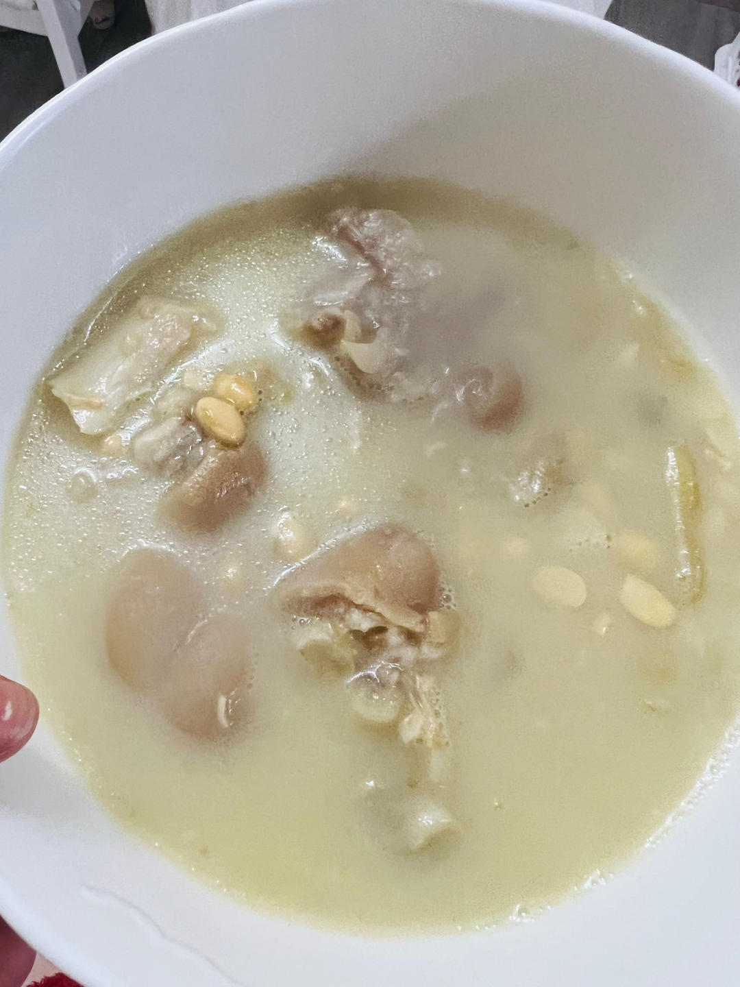 孩子爱喝的黄豆炖猪蹄，清香不油腻，先煎后炖才能软糯弹牙