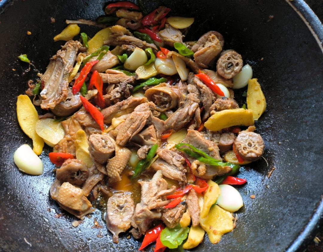 传统正宗的啤酒鸭配方和做法，鲜嫩香浓，只需炒千万不要焯水