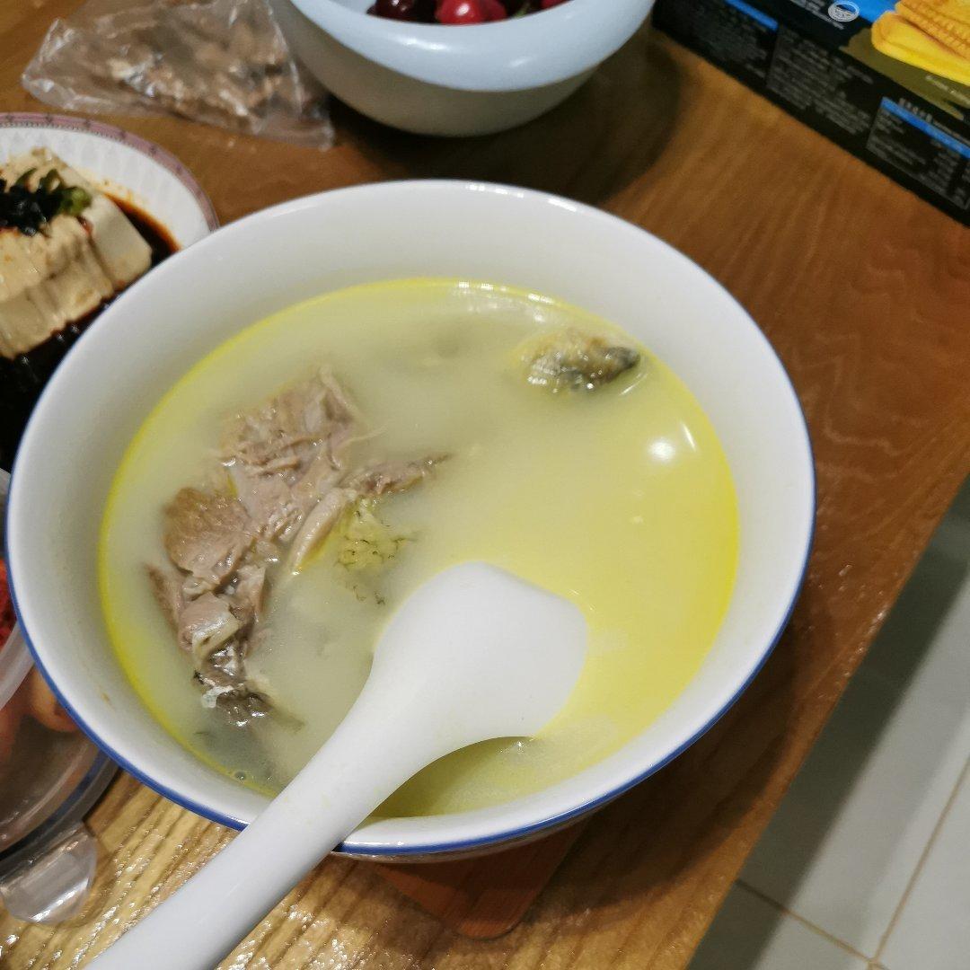 清炖鲫鱼汤 三个关键步骤让你轻松炖出汤浓味鲜色白似奶的鲫鱼汤