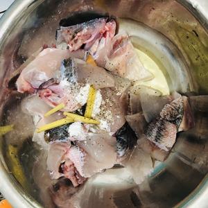 金丝酸菜鱼的做法 步骤1
