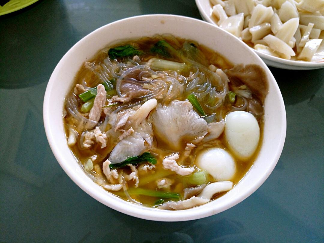 午餐2017年9月28日 #午餐2017年9月28日#平菇肉丝鹌鹑蛋青菜粉丝汤