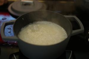 广式腊味香菇煲仔饭的做法 步骤2