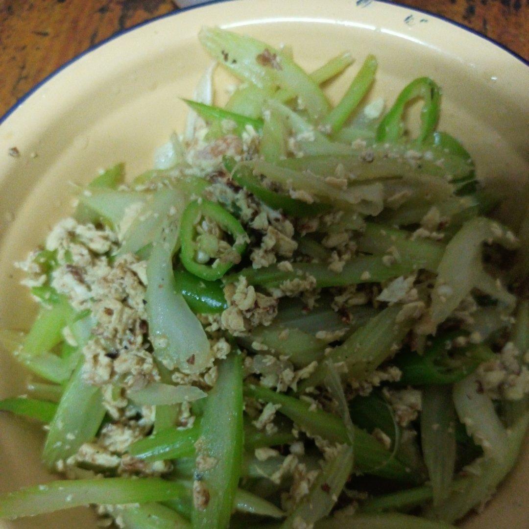 芹菜炒鸡蛋(超级简单的快手菜呀~)