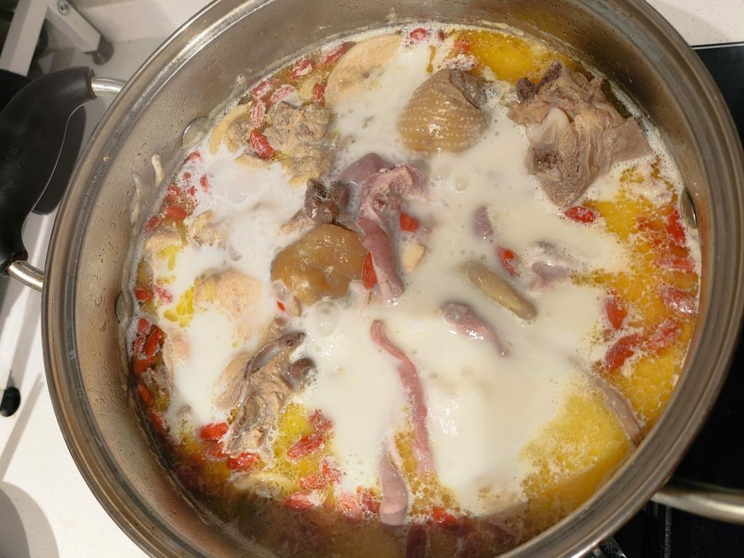 〈胡椒猪肚鸡汤〉，我超级喜欢的味道，欣小厨 😏