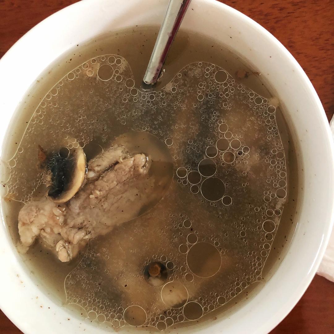 白蘑菇排骨汤
