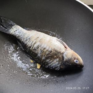 芝麻百合鲫鱼汤的做法 步骤2