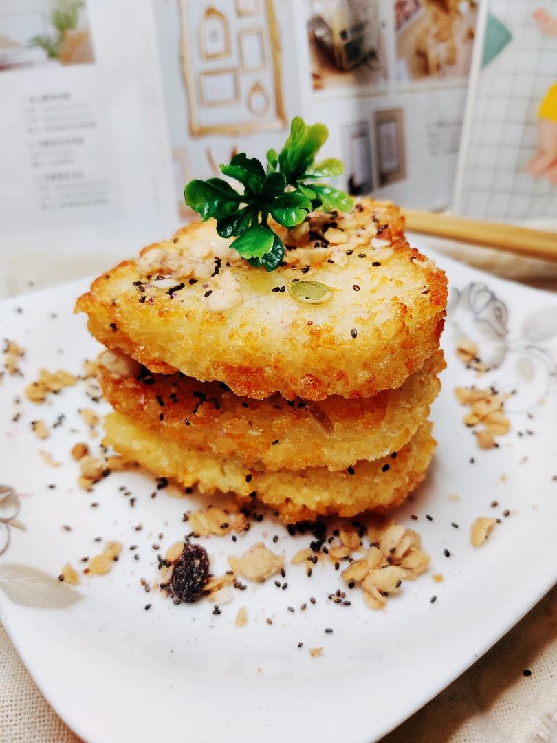 外面脆脆的里面软糯,可以当做早餐或者小孩的零食,糯米饼配点豆浆巴适