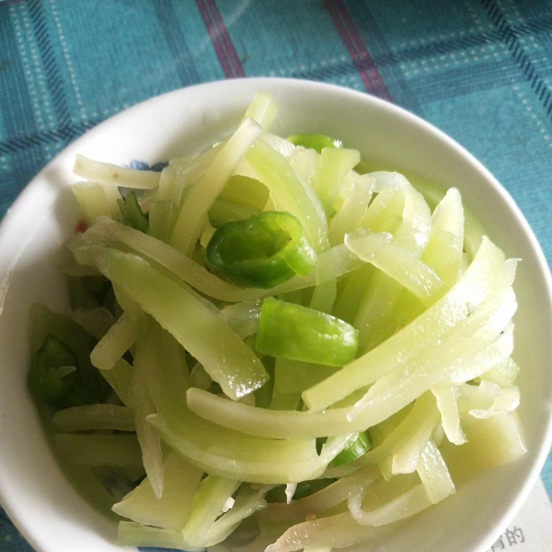 厨师长教你：夏日开胃小菜“凉拌莴笋丝”的家常做法，简单易学赶紧收藏吧