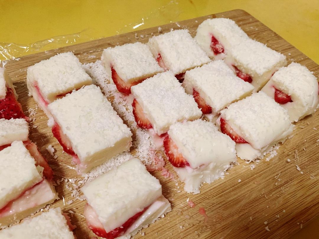 不用烤箱的小甜品 牛奶草莓小方（踏雪寻莓）