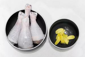 【台式麻油鸡】冬日养生暖汤的做法 步骤1