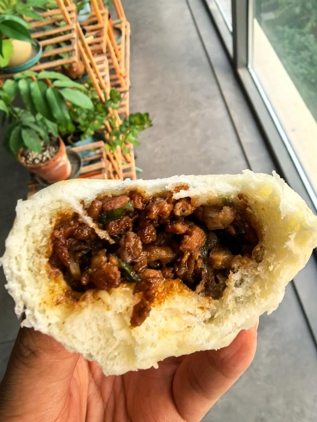 一口吃到很多肉的酱肉包