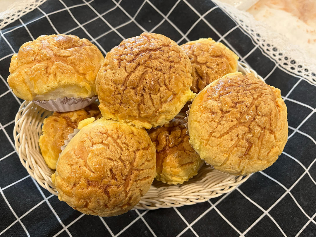 做100款面包の12：在家开茶餐厅!港式菠萝包 –不划格子自然裂开的香酥脆皮！菠萝油/酥皮包