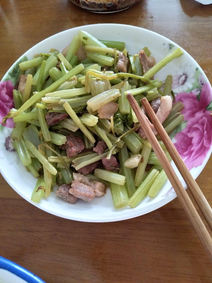 芹菜炒肉