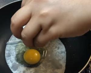 饺子皮鸡蛋灌饼的做法 步骤5