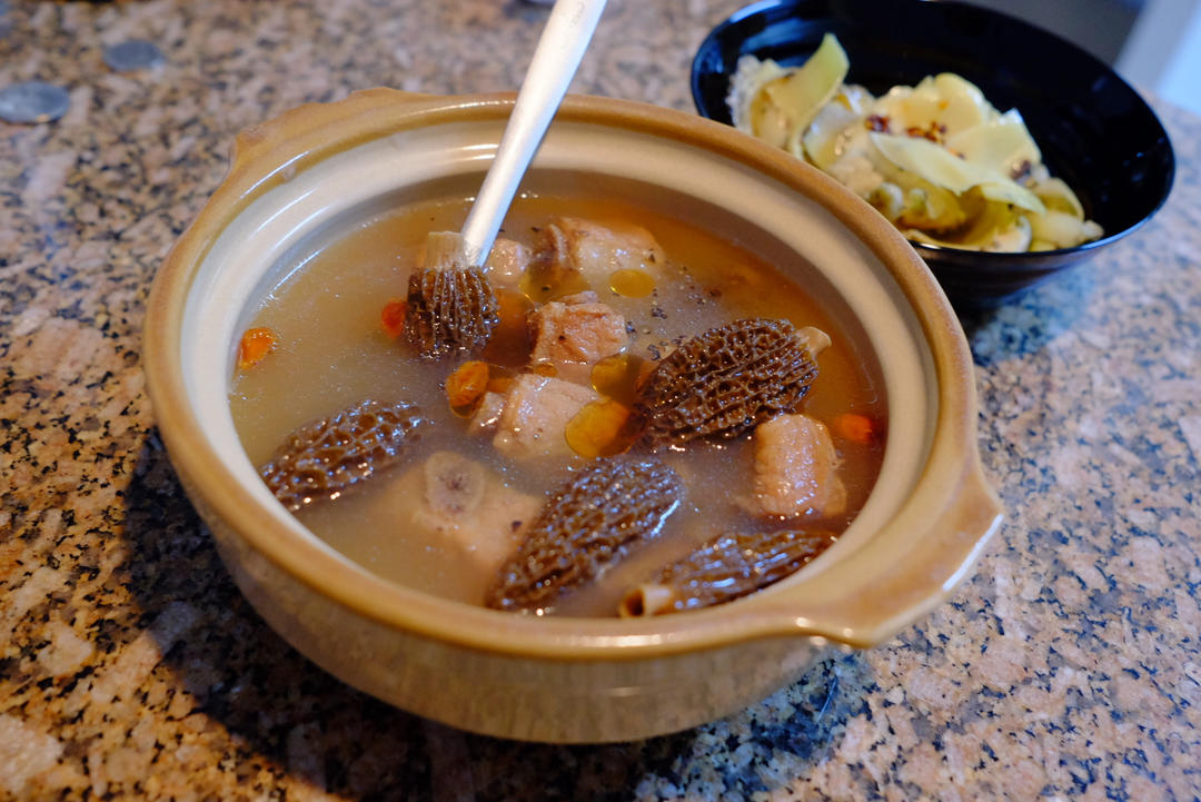 汤鲜味美的羊肚菌煲汤