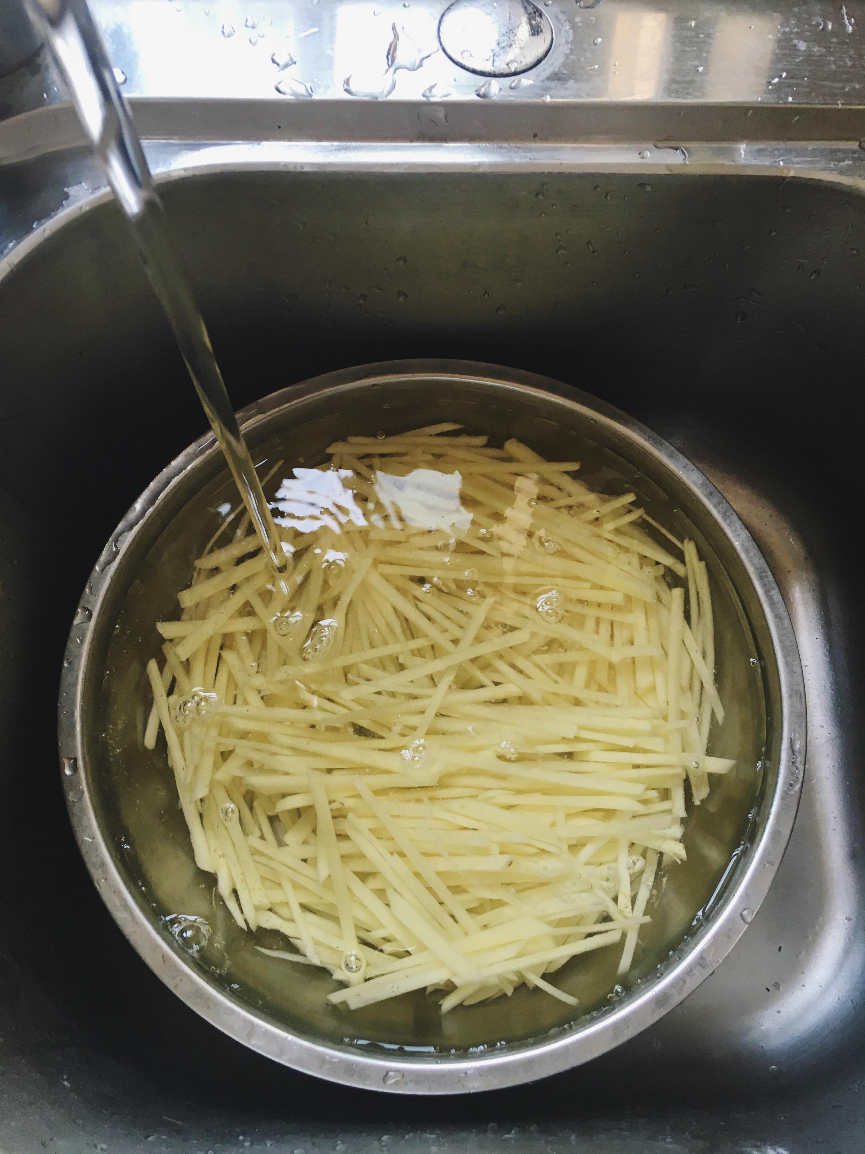 简单美味的蒜香土豆丝的做法 步骤1