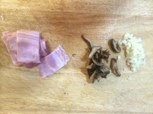 培根蘑菇黑椒意面的做法 步骤2