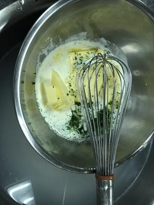 蒜香片法棍不止是可以做奶香片、来试试这个简单又好吃到停不下来的蒜香片的做法 步骤1