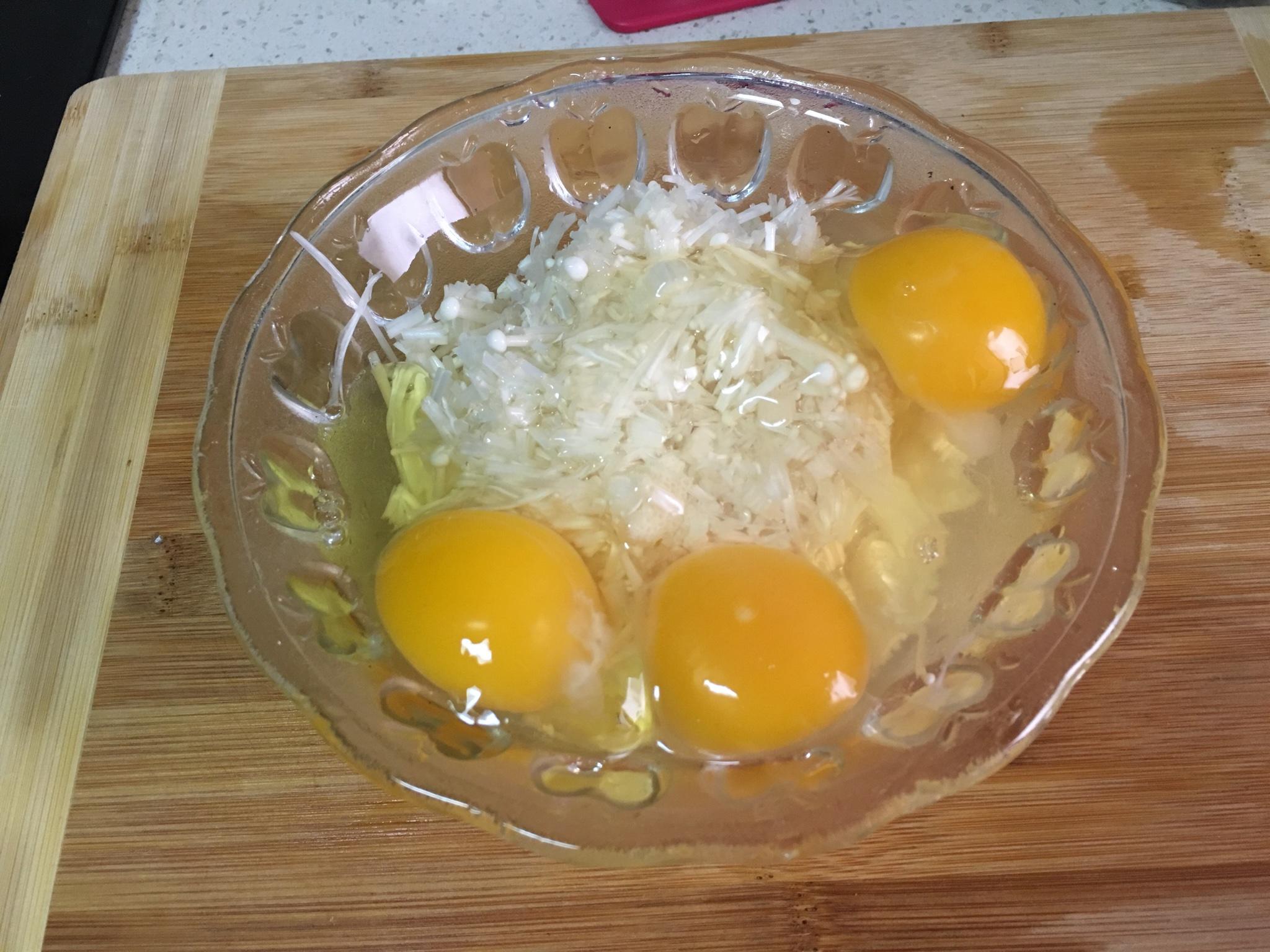 简单快手的金针菇炒鸡蛋的做法 步骤2