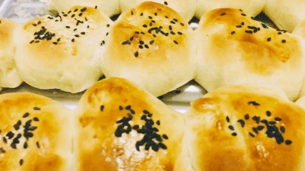 大人小孩都爱不释口的【蜂蜜牛奶小餐包】