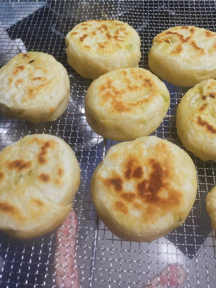 懒人版葱香发面饼 要多软有多软 零失败的方子 附细节视频详解