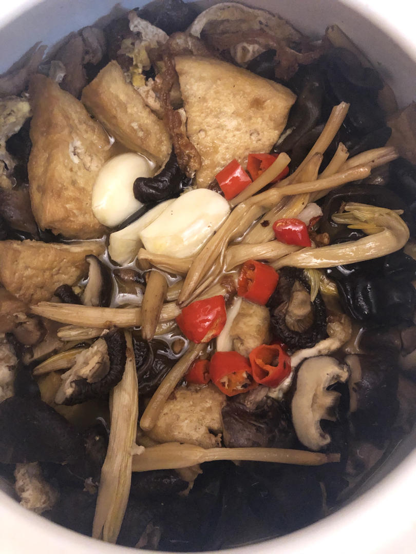 鲜菇豆腐煲