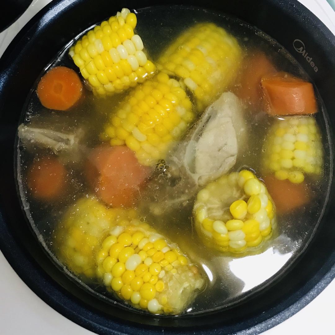 胡萝卜玉米排骨汤