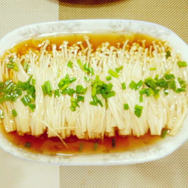 葱油金针菇——10分钟快手菜，你绝对不能错过的美味~