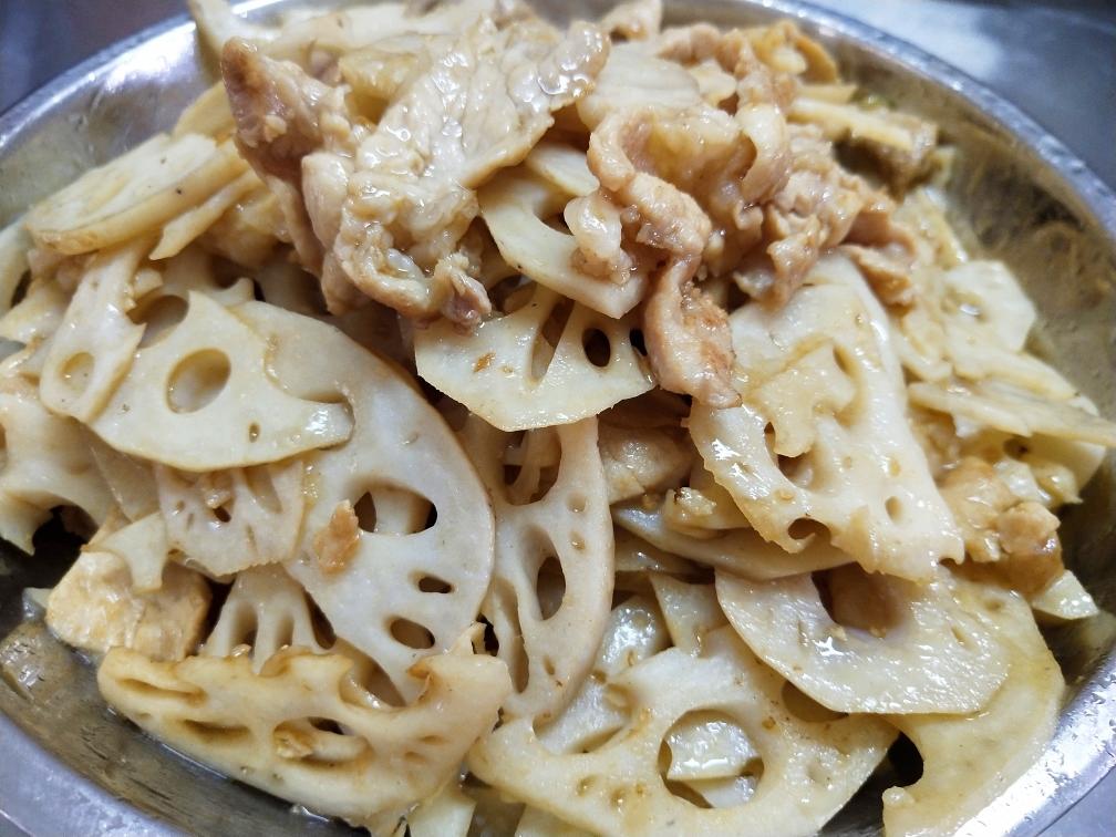 酱油,生粉,水调好第三步:热锅放油炒猪肉,小火炒至金黄放藕片,放适量