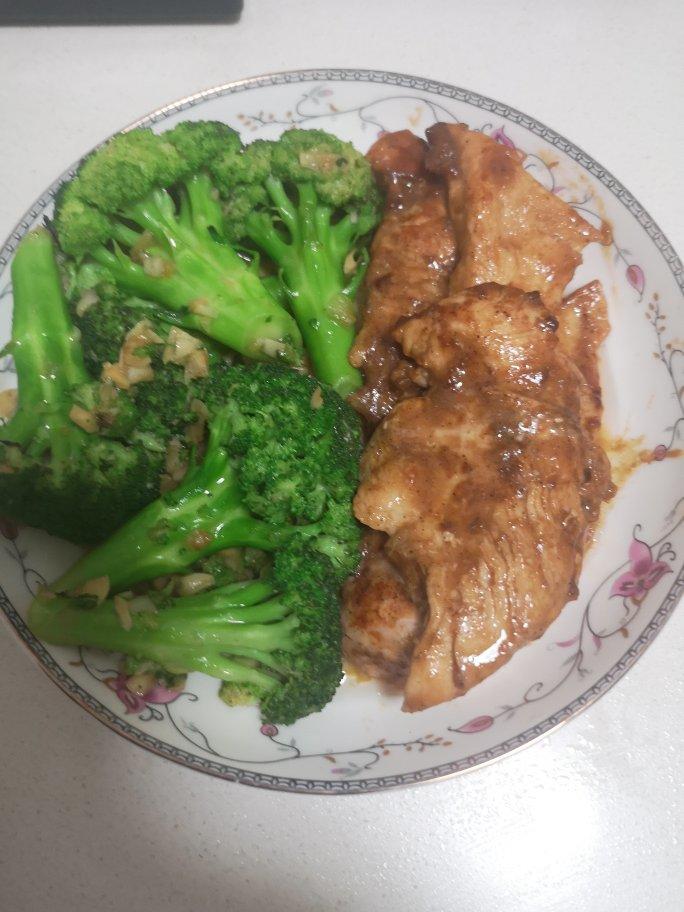 香煎鲜嫩多汁的黑椒鸡胸肉