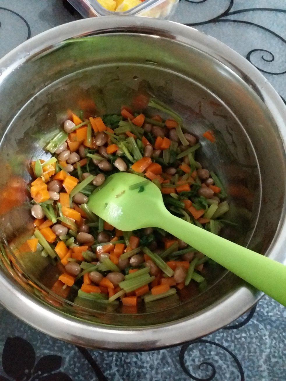 凉拌芹菜花生米胡萝卜