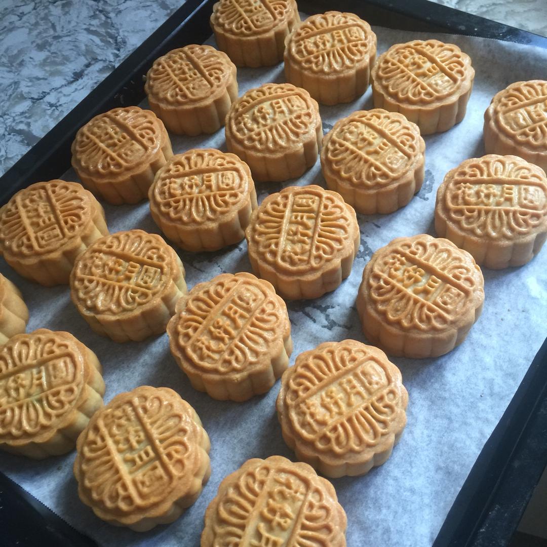 广式月饼—蛋黄莲蓉月饼