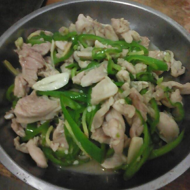 鸡腿肉炒青椒的做法