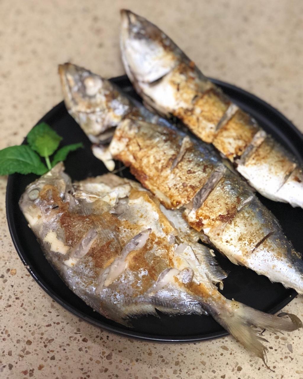 芒果黄桃桃做的香煎鲳鳊鱼:( 堪比烧烤摊:)