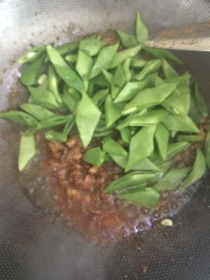 大酱焖扁豆的做法 步骤4